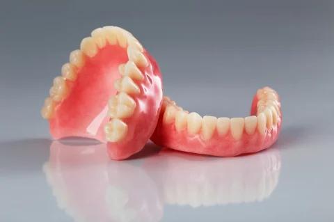 Las-Vegas-Prosthodontics_Top-Benefits-of-Removable-Dentures_IMAGE1-480x319